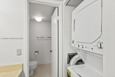 Condo in Miami, Florida, 1 bedroom  № 1996979 - photo 19