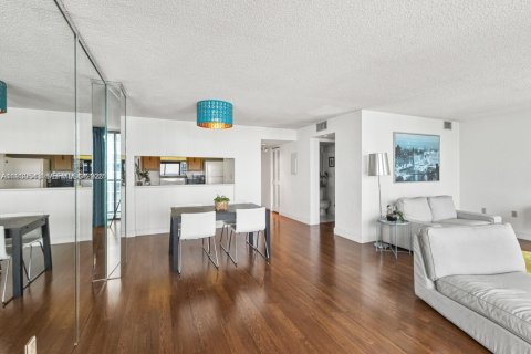 Condo in Miami, Florida, 1 bedroom  № 1996979 - photo 9