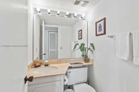Condo in Miami, Florida, 1 bedroom  № 1996979 - photo 20