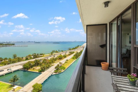 Condo in Miami, Florida, 1 bedroom  № 1996979 - photo 14