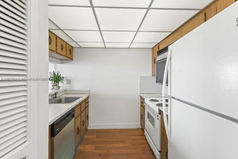 Condo in Miami, Florida, 1 bedroom  № 1996979 - photo 7