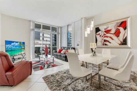 Condo in Miami, Florida, 2 bedrooms  № 1974696 - photo 7
