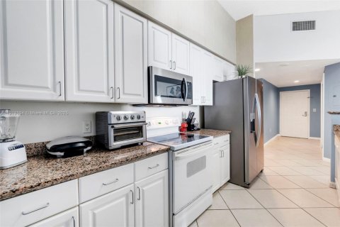 Condo in Miami, Florida, 2 bedrooms  № 1974696 - photo 14