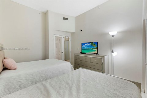 Condo in Miami, Florida, 2 bedrooms  № 1974696 - photo 27