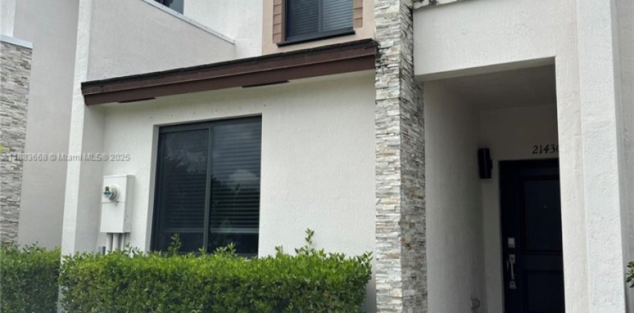 Adosado en Miami, Florida 3 dormitorios, 122.63 m2 № 1929948
