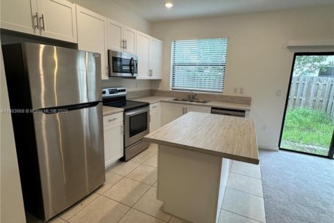 Adosado en alquiler en Miami, Florida, 3 dormitorios, 122.63 m2 № 1929948 - foto 3