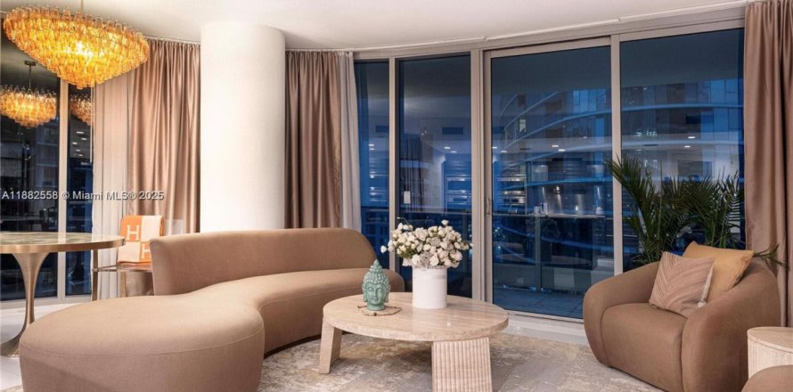 Condominio en Miami, Florida, 2 dormitorios  № 1978396