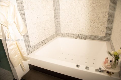 Condominio en venta en Miami, Florida, 2 dormitorios, 142.98 m2 № 1978396 - foto 17