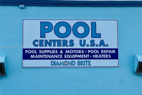 Commercial property in Hollywood, Florida № 1950720 - photo 1