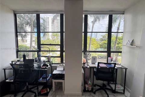 Condominio en alquiler en Hallandale Beach, Florida, 1 dormitorio, 76.92 m2 № 2010680 - foto 9