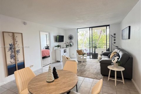 Condominio en alquiler en Hallandale Beach, Florida, 1 dormitorio, 76.92 m2 № 2010680 - foto 3