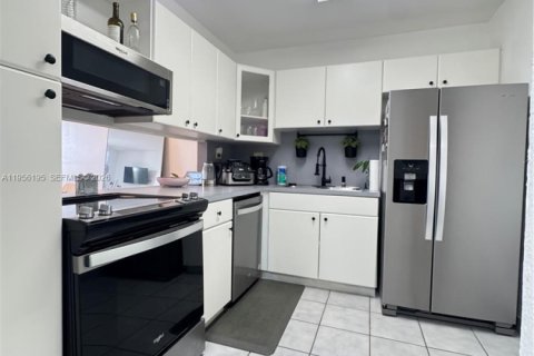 Condominio en alquiler en Hallandale Beach, Florida, 1 dormitorio, 76.92 m2 № 2010680 - foto 5