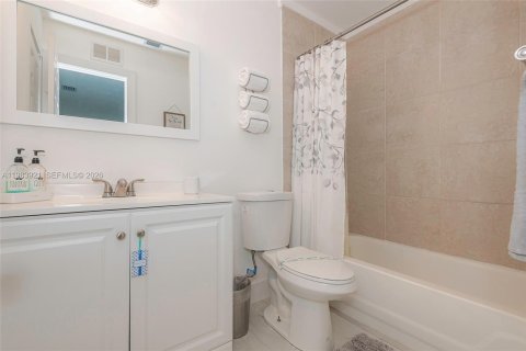 Купить коммерческую недвижимость в Холливуд, Флорида 154.4м2, № 2049496 - фото 19