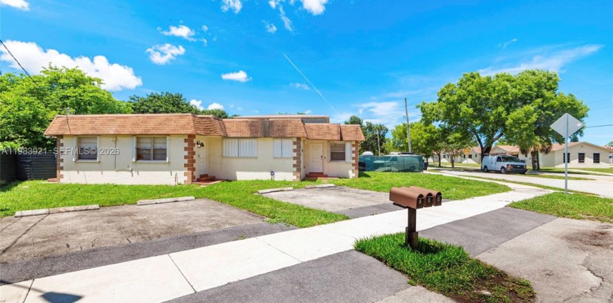 Коммерческая недвижимость в Холливуд, Флорида 154.4м2 № 2049496