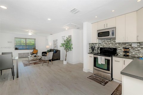 Купить коммерческую недвижимость в Холливуд, Флорида 154.4м2, № 2049496 - фото 2