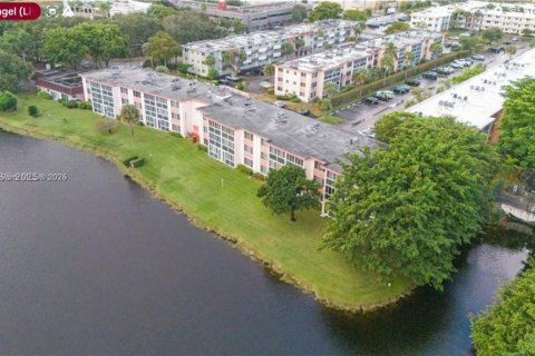 Copropriété à vendre à Sunrise, Floride: 2 chambres, 101.26 m2 № 1968887 - photo 18