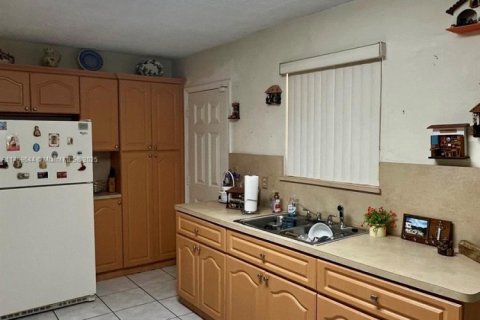 Casa en venta en Hialeah, Florida, 4 dormitorios, 138.61 m2 № 1883827 - foto 14