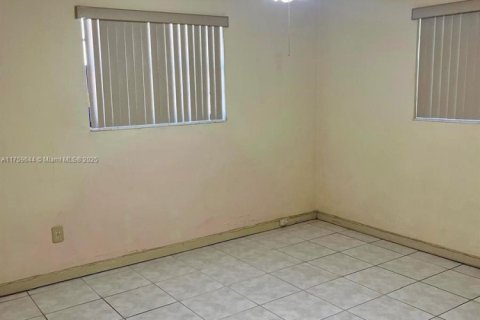 Casa en venta en Hialeah, Florida, 4 dormitorios, 138.61 m2 № 1883827 - foto 16