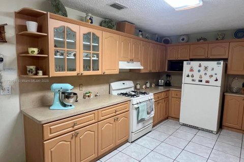 Casa en venta en Hialeah, Florida, 4 dormitorios, 138.61 m2 № 1883827 - foto 13
