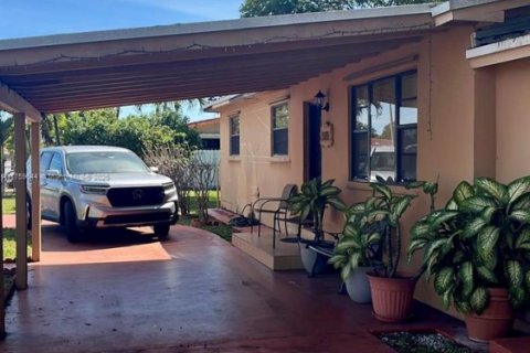 Casa en venta en Hialeah, Florida, 4 dormitorios, 138.61 m2 № 1883827 - foto 2