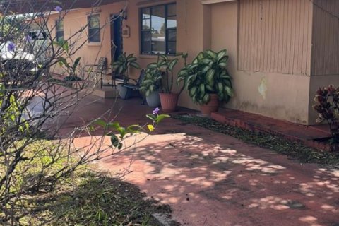 Casa en venta en Hialeah, Florida, 4 dormitorios, 138.61 m2 № 1883827 - foto 5