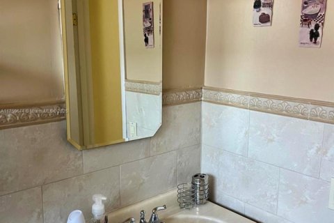 Casa en venta en Hialeah, Florida, 4 dormitorios, 138.61 m2 № 1883827 - foto 21
