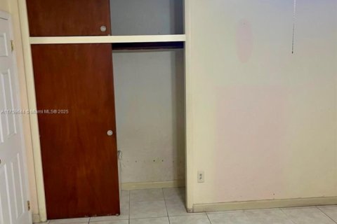 Casa en venta en Hialeah, Florida, 4 dormitorios, 138.61 m2 № 1883827 - foto 17
