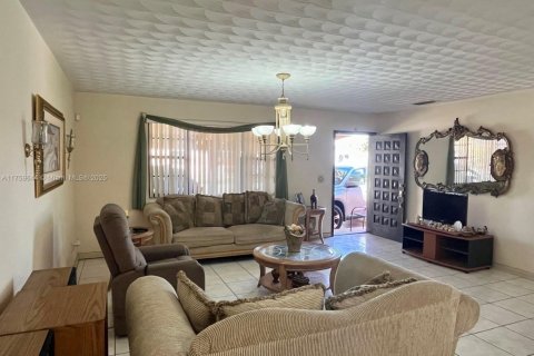 Casa en venta en Hialeah, Florida, 4 dormitorios, 138.61 m2 № 1883827 - foto 8