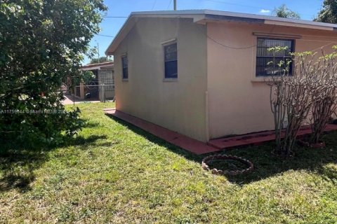Casa en venta en Hialeah, Florida, 4 dormitorios, 138.61 m2 № 1883827 - foto 7