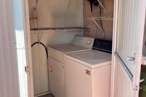 Casa en venta en Hialeah, Florida, 4 dormitorios, 138.61 m2 № 1883827 - foto 23