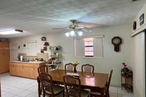 Casa en venta en Hialeah, Florida, 4 dormitorios, 138.61 m2 № 1883827 - foto 12