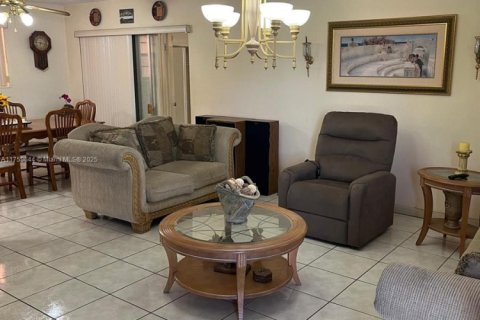 Casa en venta en Hialeah, Florida, 4 dormitorios, 138.61 m2 № 1883827 - foto 11