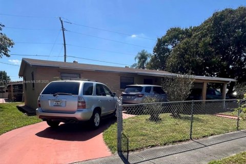 Casa en venta en Hialeah, Florida, 4 dormitorios, 138.61 m2 № 1883827 - foto 6