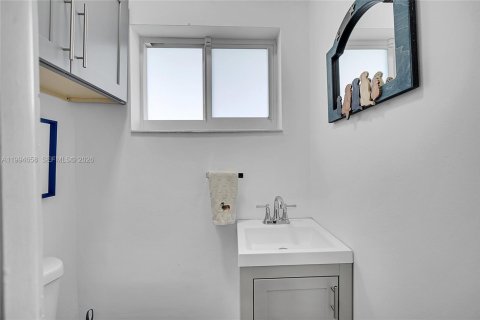 House in Lauderdale-by-the-Sea, Florida 2 bedrooms, 158.96 sq.m. № 2056138 - photo 10