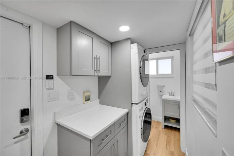 House in Lauderdale-by-the-Sea, Florida 2 bedrooms, 158.96 sq.m. № 2056138 - photo 9