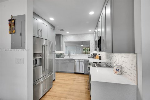 House in Lauderdale-by-the-Sea, Florida 2 bedrooms, 158.96 sq.m. № 2056138 - photo 8