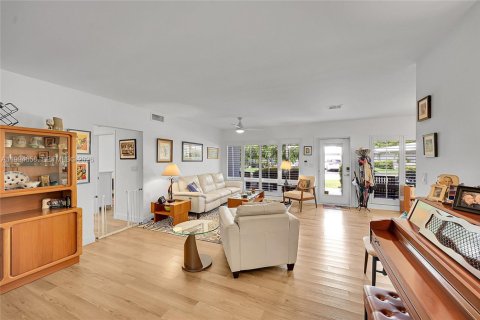 House in Lauderdale-by-the-Sea, Florida 2 bedrooms, 158.96 sq.m. № 2056138 - photo 4