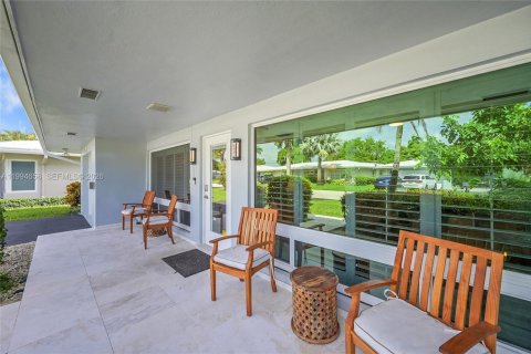 House in Lauderdale-by-the-Sea, Florida 2 bedrooms, 158.96 sq.m. № 2056138 - photo 2