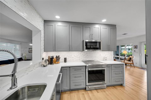 House in Lauderdale-by-the-Sea, Florida 2 bedrooms, 158.96 sq.m. № 2056138 - photo 7