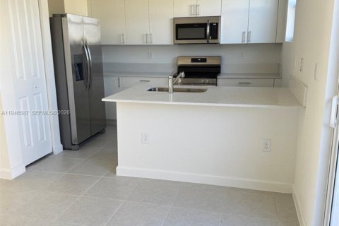 Townhouse in Miami, Florida 3 bedrooms № 2002820 - photo 6