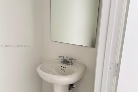 Townhouse in Miami, Florida 3 bedrooms № 2002820 - photo 12