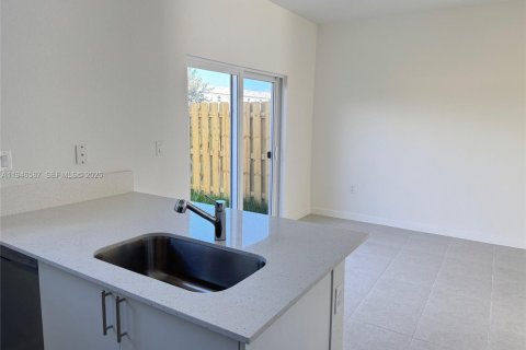 Townhouse in Miami, Florida 3 bedrooms № 2002820 - photo 7