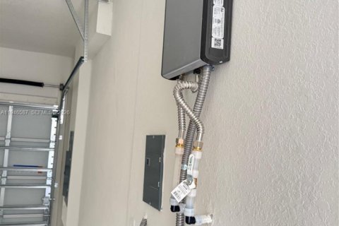 Townhouse in Miami, Florida 3 bedrooms № 2002820 - photo 10