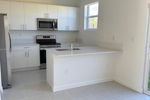 Townhouse in Miami, Florida 3 bedrooms № 2002820 - photo 4