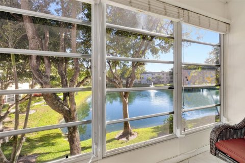 Condominio en venta en Lauderdale Lakes, Florida, 2 dormitorios, 87.7 m2 № 1934907 - foto 2