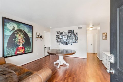 Casa en venta en Tampa, Florida, 4 dormitorios, 163.04 m2 № 2221884 - foto 5