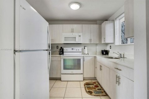 Condo in Miami, Florida, 2 bedrooms  № 2028746 - photo 5
