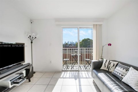 Condo in Miami, Florida, 2 bedrooms  № 2028746 - photo 2