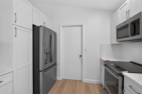 Villa ou maison à louer à Sarasota, Floride: 3 chambres, 106.74 m2 № 2401137 - photo 6