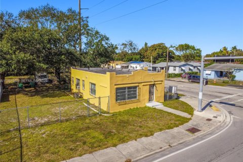 Villa ou maison à vendre à Miami, Floride: 2 chambres, 98.1 m2 № 2007325 - photo 2